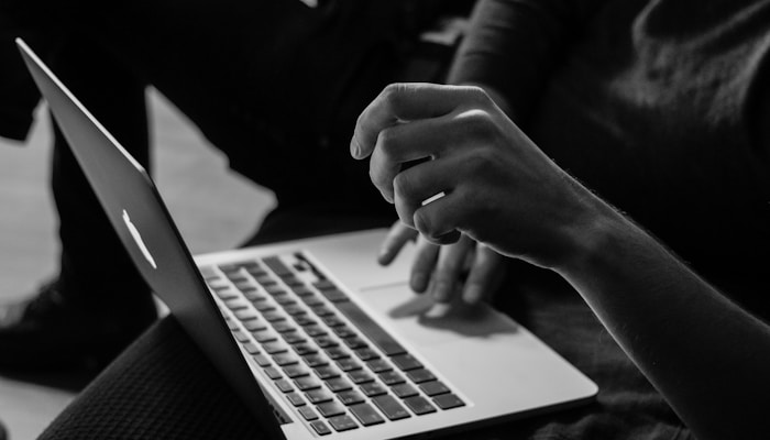 Écran de téléphone dans l'obscurité